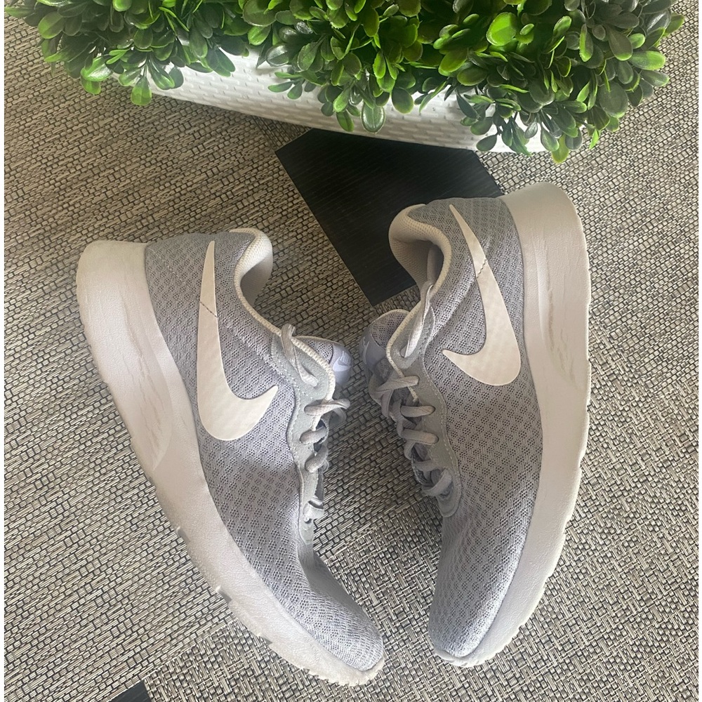 NIKE Womens gray and white shoes size 8.